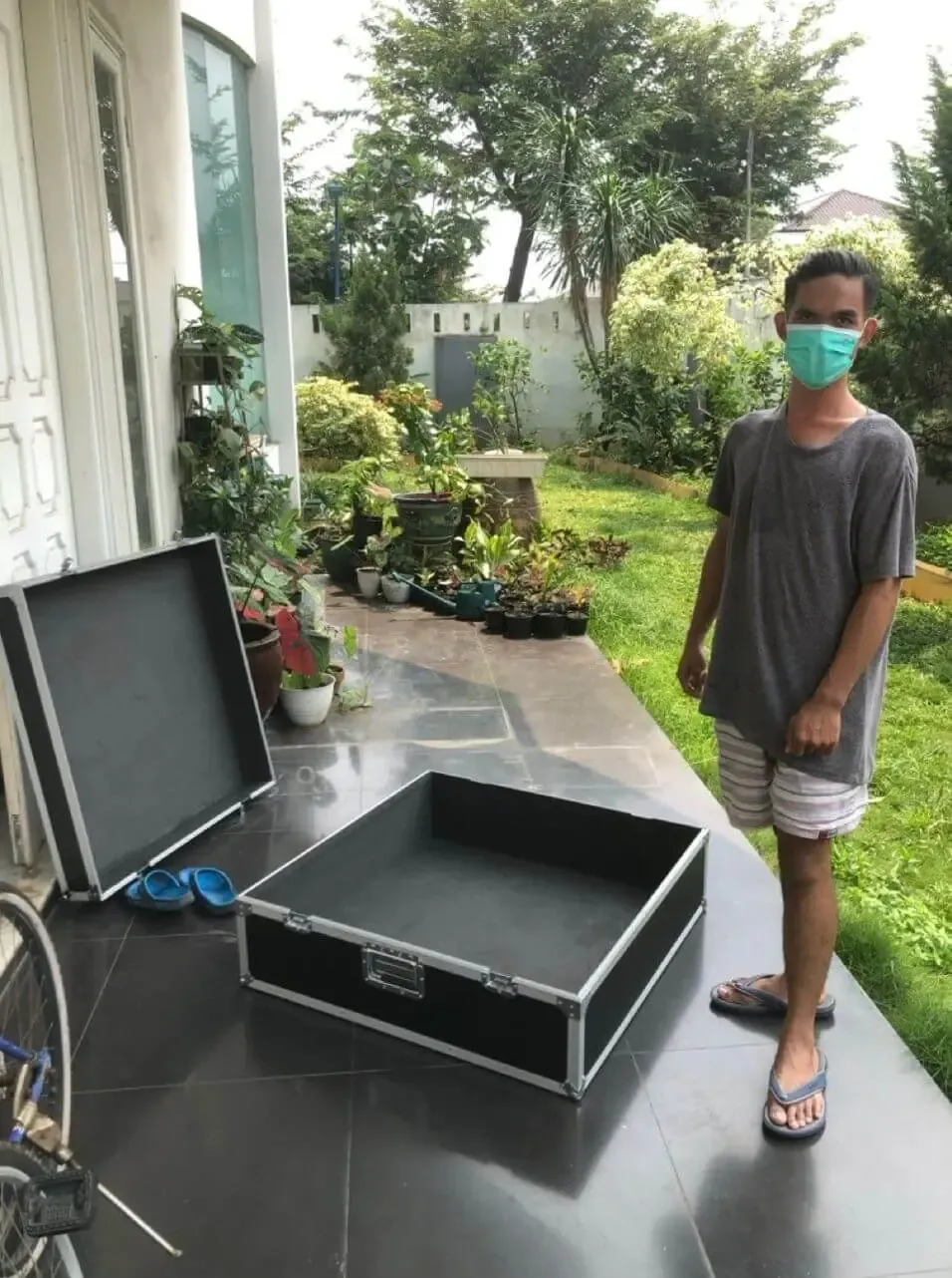 Hardcase custom berukuran besar dalam kondisi terbuka saat serah terima