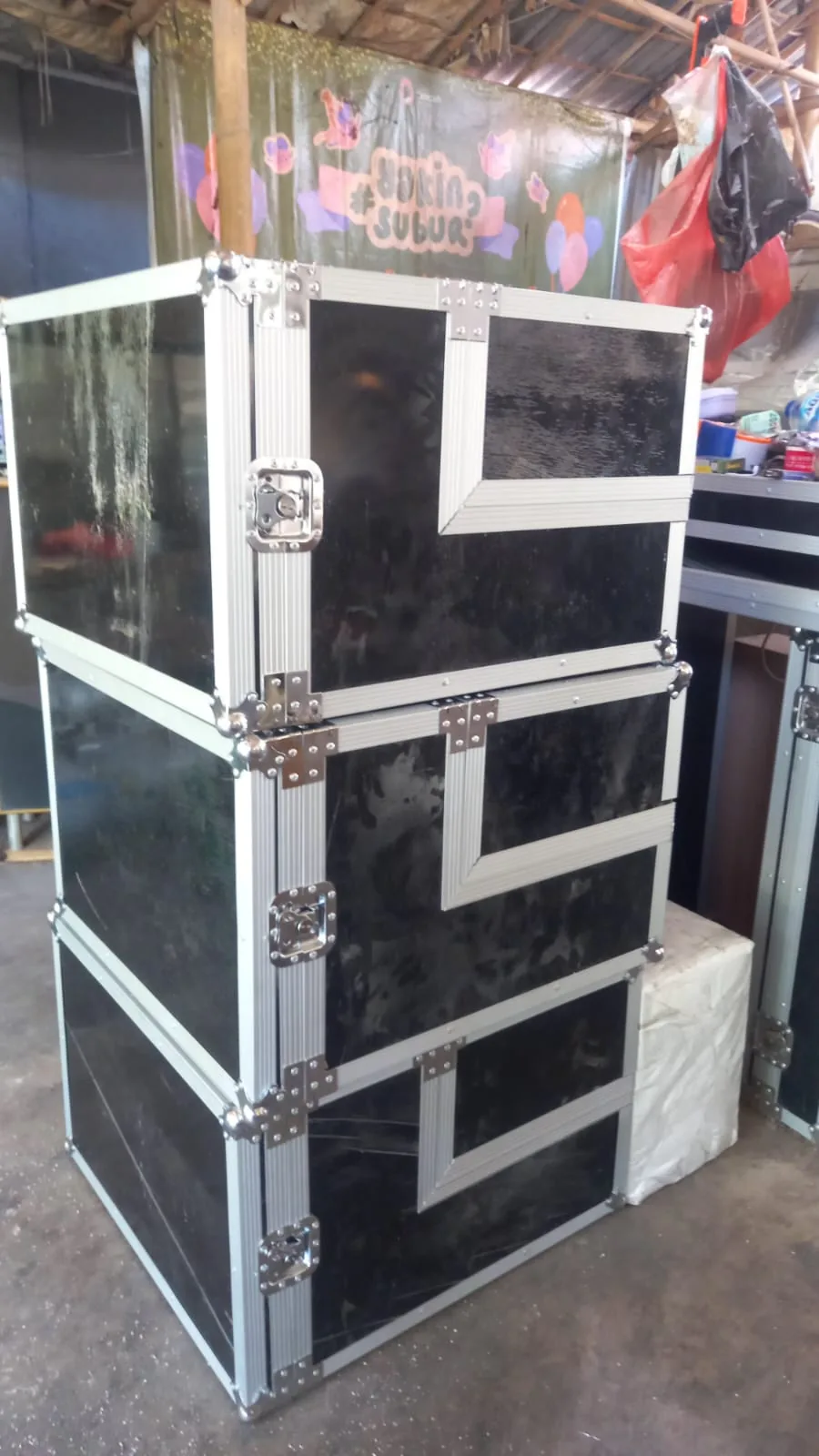Tiga flightcase bertumpuk hasil satu pengadaan