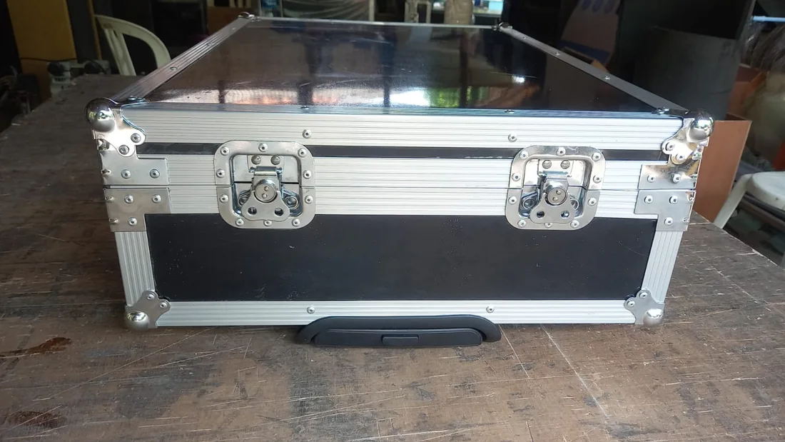 Flightcase tampak depan dengan handle tanam