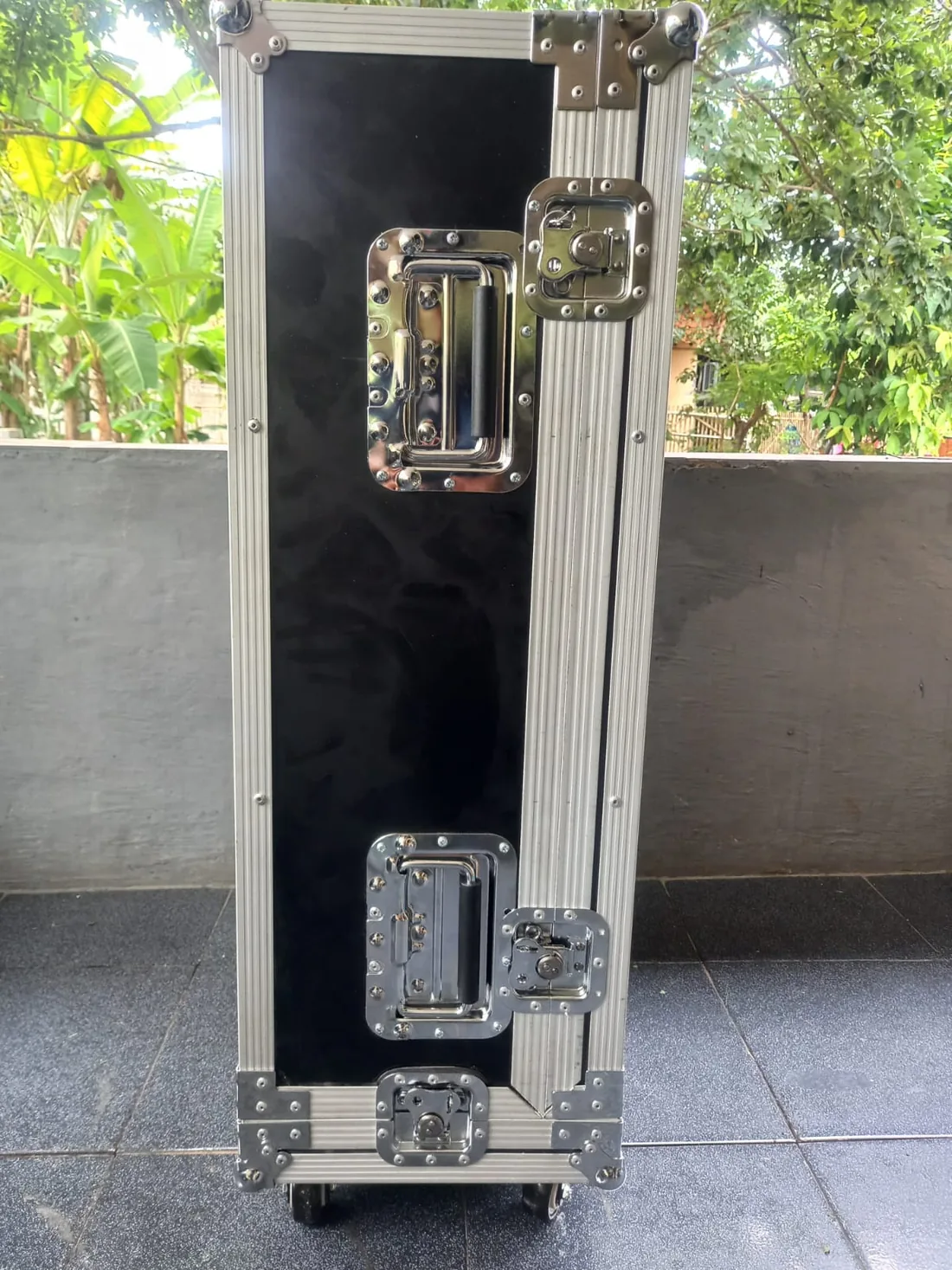 Detail handle, kunci kupu, dan sudut pada flightcase