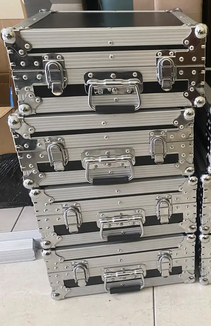 Beberapa unit koper hardcase alat presisi ditumpuk, ukuran dan posisi hardware seragam