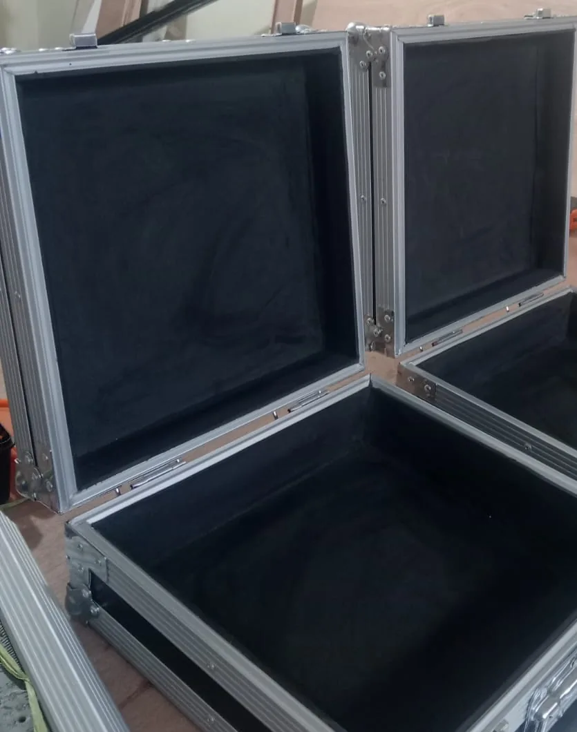 Bagian dalam koper hardcase alat presisi dilapis kain beludru hitam pada tutup dan badan case