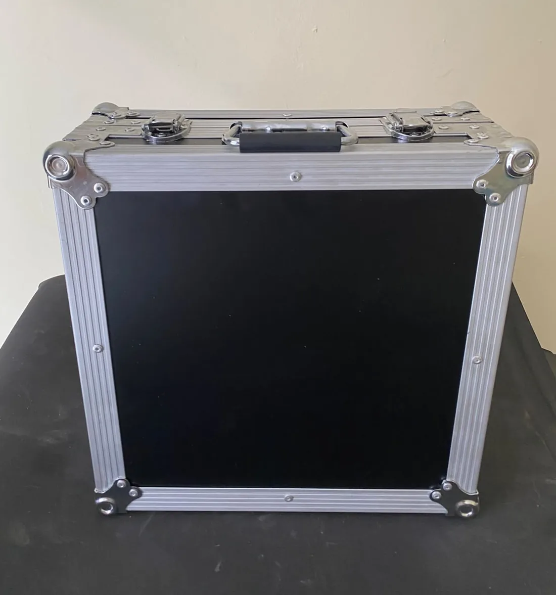 Koper hardcase alat presisi buatan TJS Production, panel HPL hitam dengan rangka aluminium, kunci kupu kupu, dan ball corner
