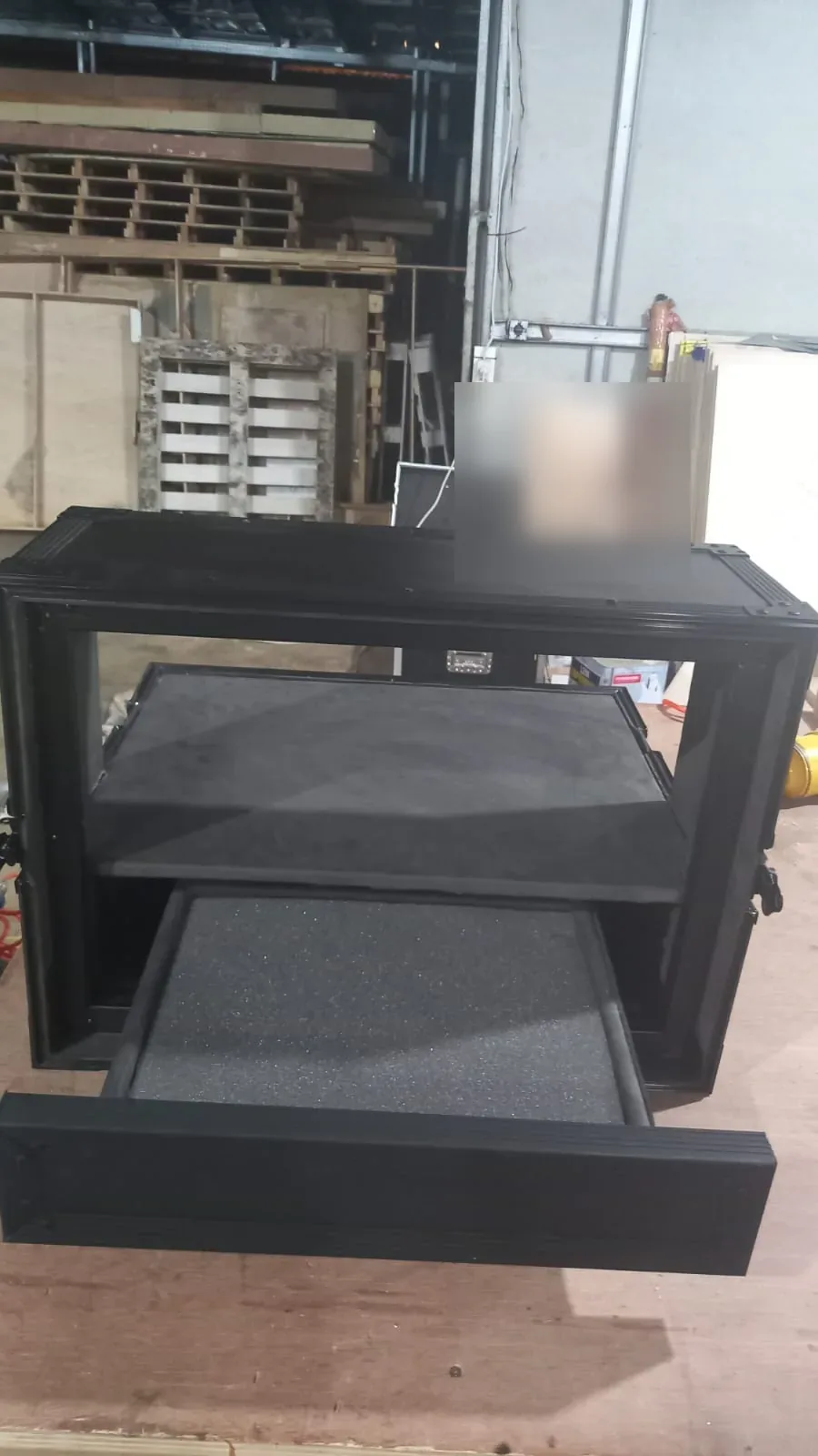 Laci tarik beralas busa di dalam rack case buatan TJS