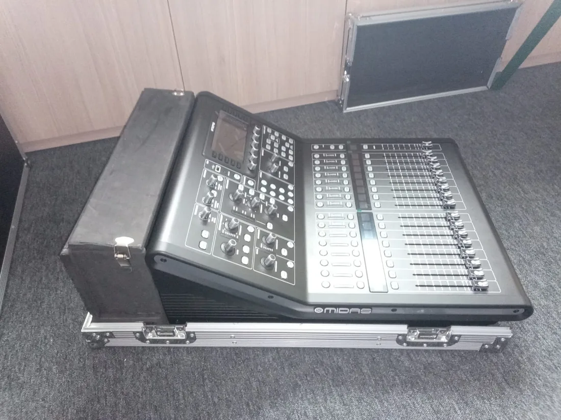 Flightcase mixer Midas dalam keadaan terbuka