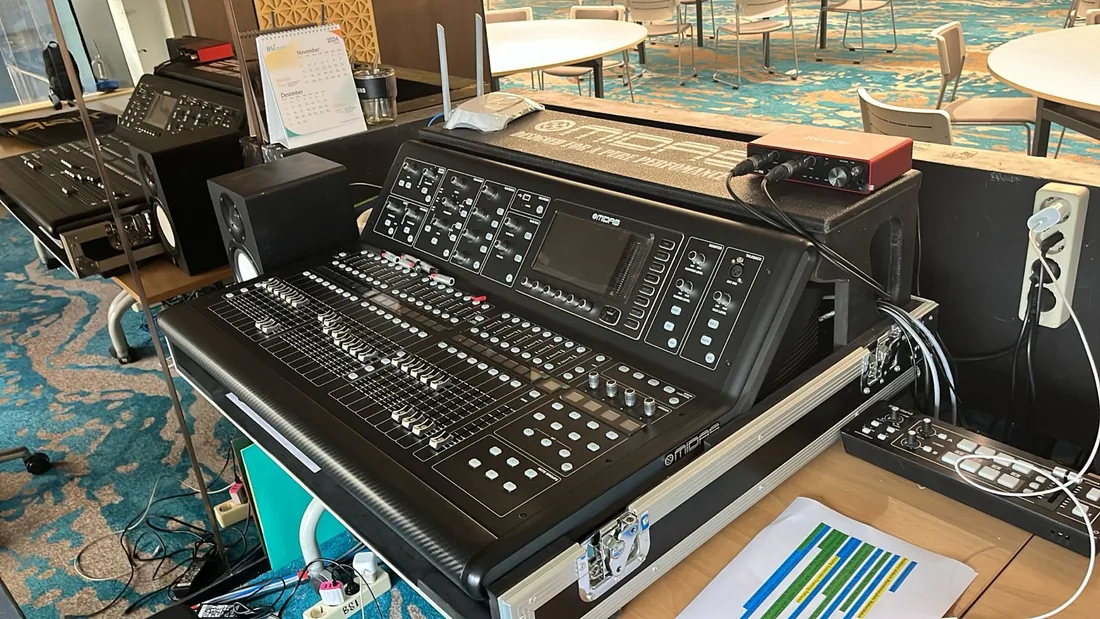 Console mixer digital dalam flightcase TJS Production terpasang di acara