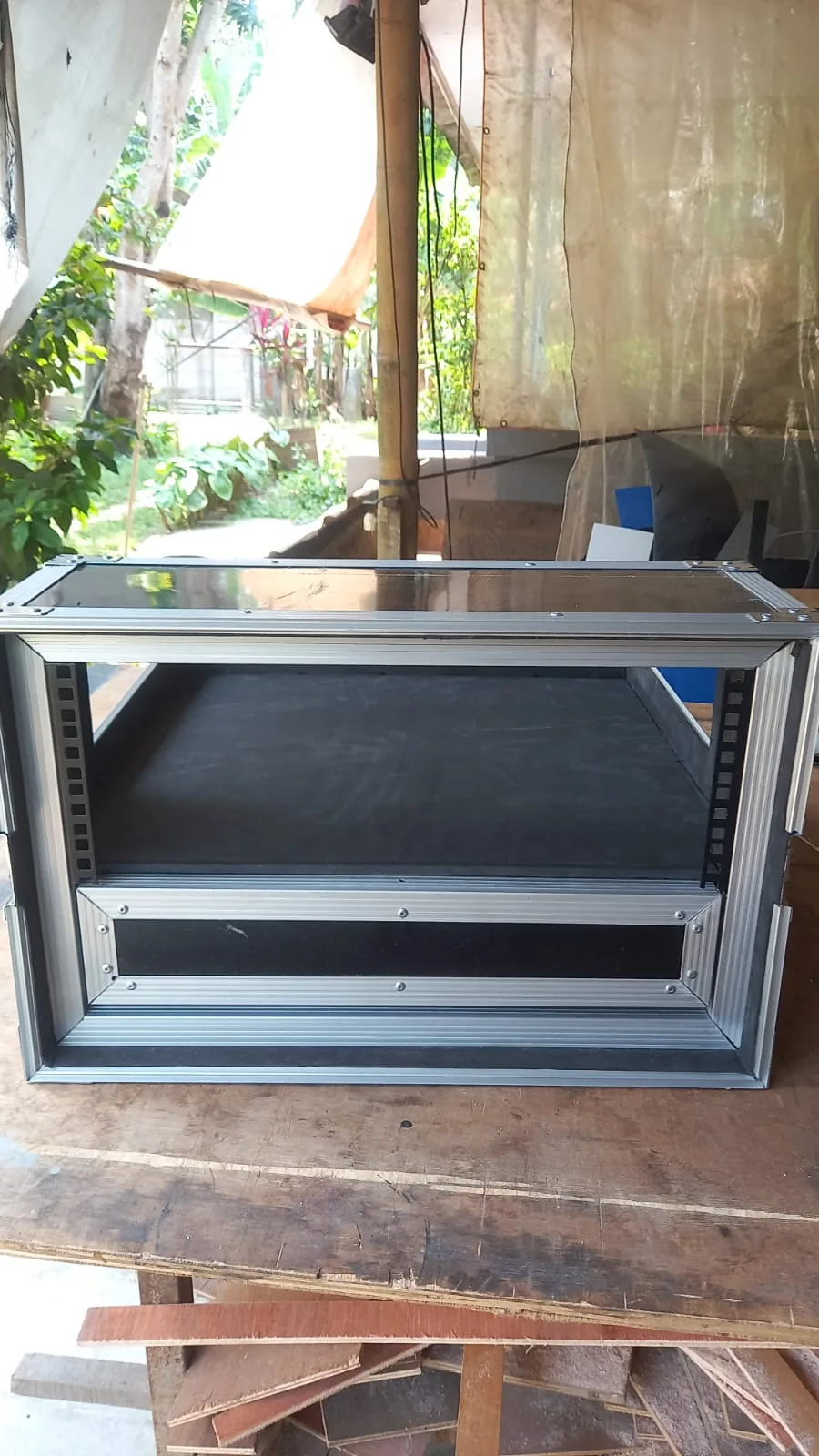 Rack case dalam keadaan terbuka memperlihatkan rail