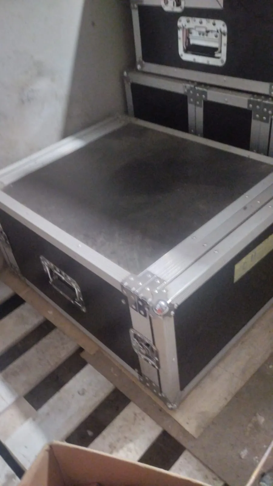 Tumpukan trunk case siap pakai di workshop