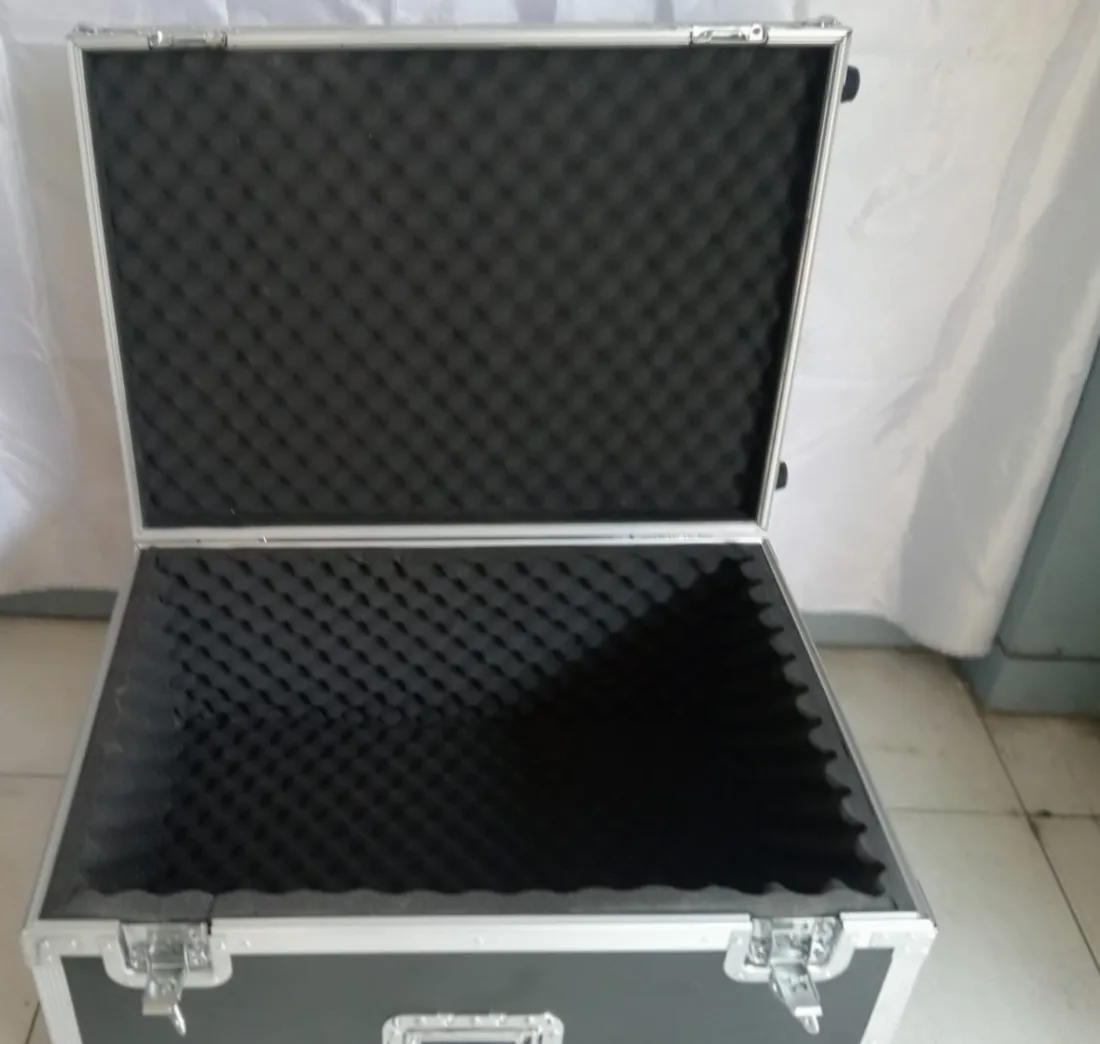 Bagian dalam hardcase trolley dilapis busa egg crate penuh di tutup dan badan case