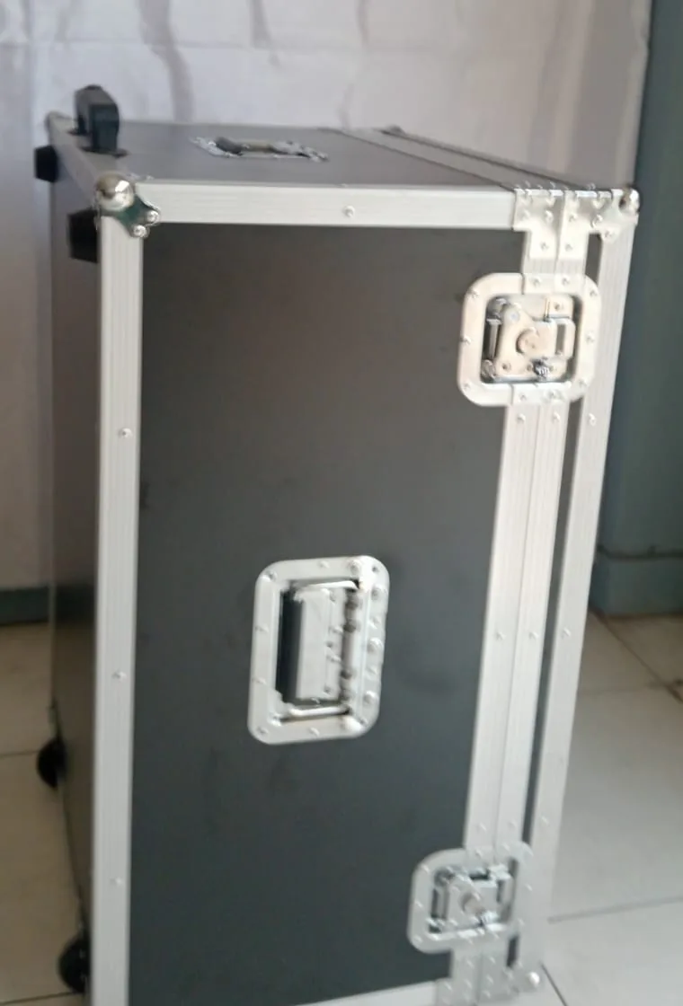 Detail hardcase trolley beroda, kunci kupu kupu, ball corner, dan handle jinjing tanam di sisi case