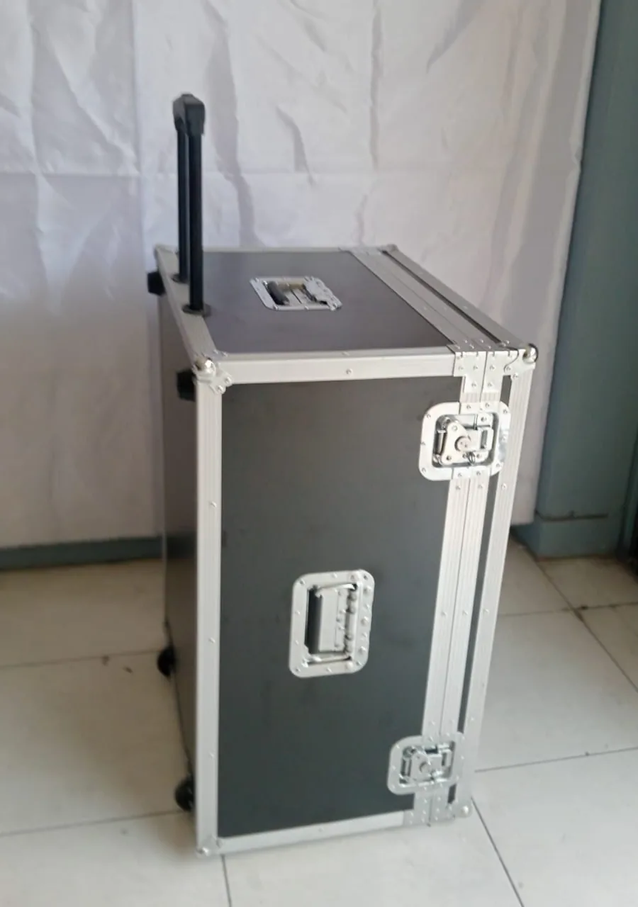 Hardcase trolley beroda buatan TJS Production dengan handle tarik teleskopik dalam posisi terpanjang