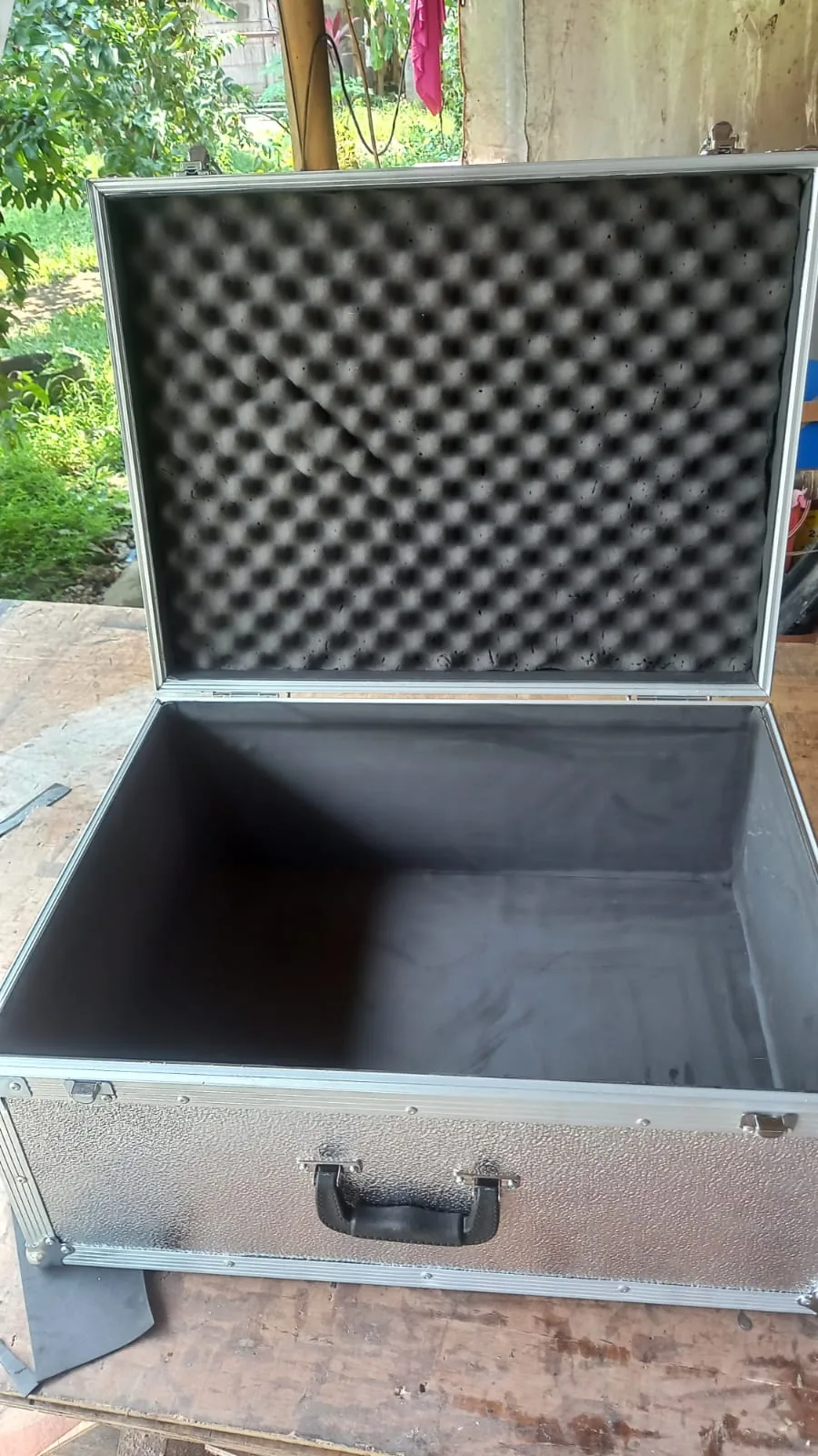 Trunk case terbuka memperlihatkan busa telur di bagian tutup