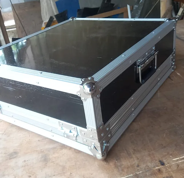 Flightcase mixer digital dengan tutup yang bisa dilepas