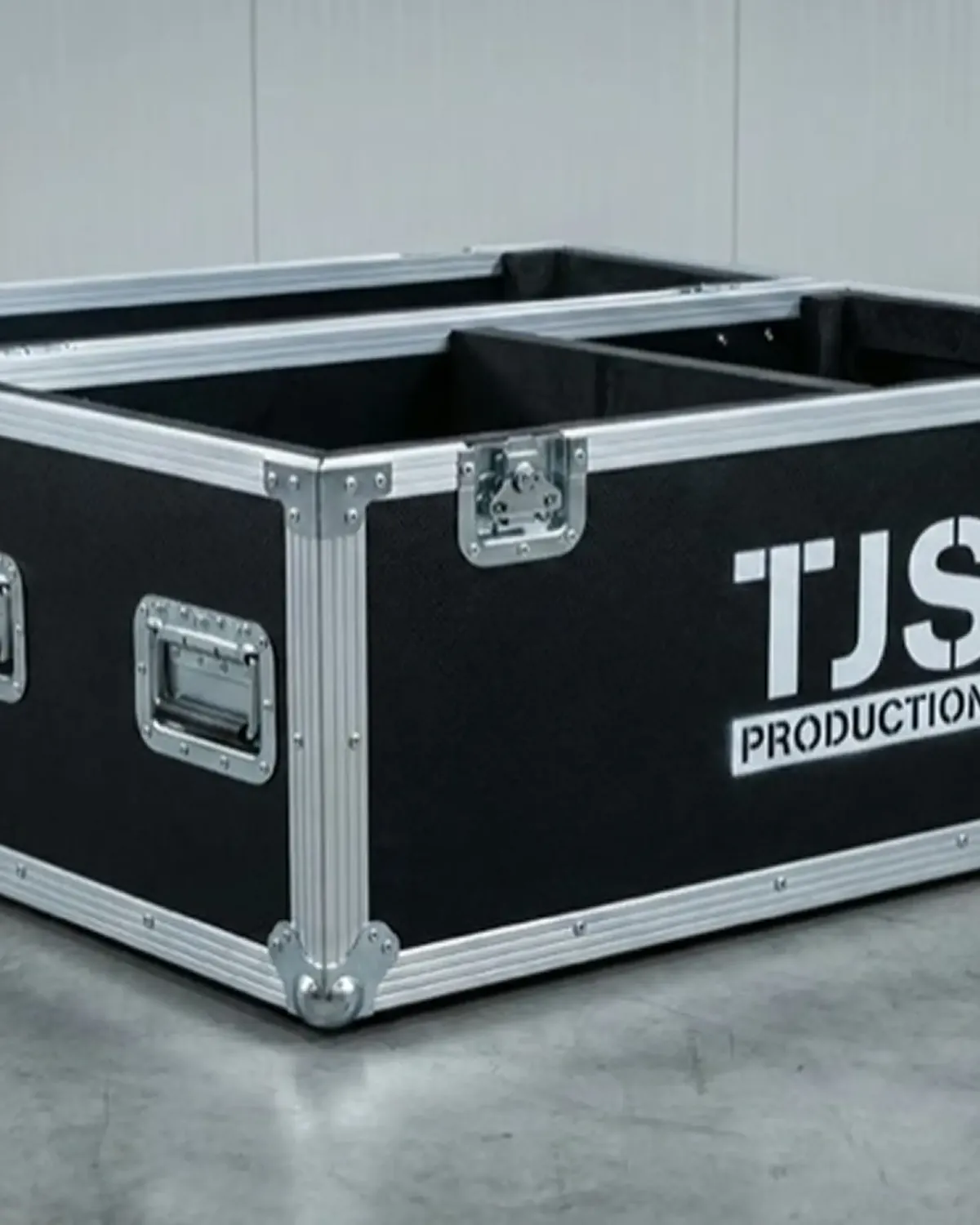 Detail sudut dan rangka aluminium pada box hardcase custom berukuran besar