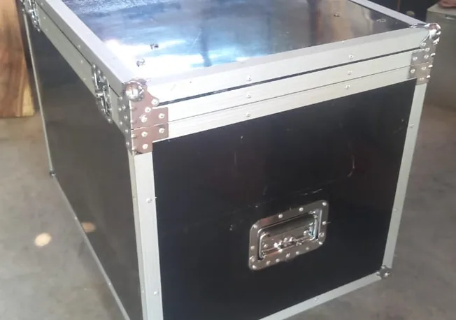Trunk case besar dengan rangka aluminium keliling