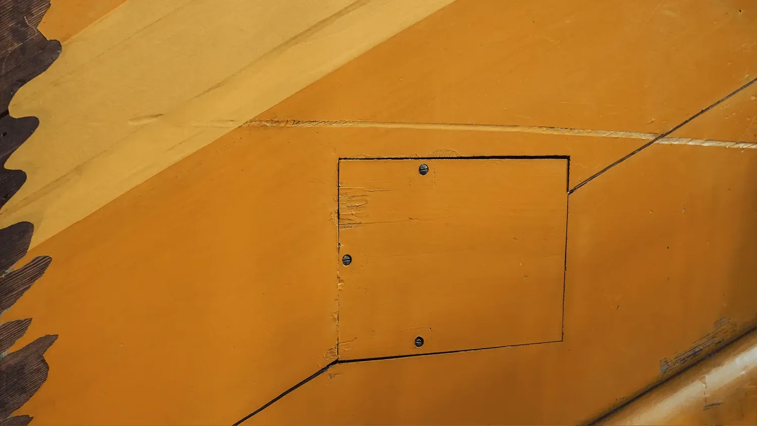 Pemotongan panel plywood 9 mm untuk badan hardcase custom di workshop TJS